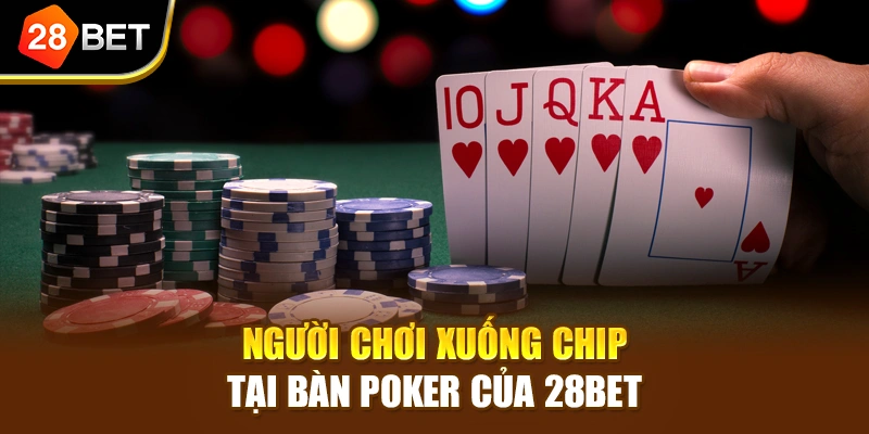 Người chơi xuống chip tại bàn Poker của 28BET
